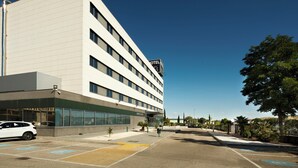A modern hotel with a flat facade, large windows, and a visible 'HOTEL' sign. - Hotel Sercotel AB Rivas (Rivas-Vaciamadrid)
