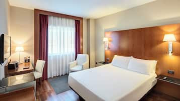 ميني بار وخزنة داخل الغرفة ومكتب وتجهيزات عازلة للصوت