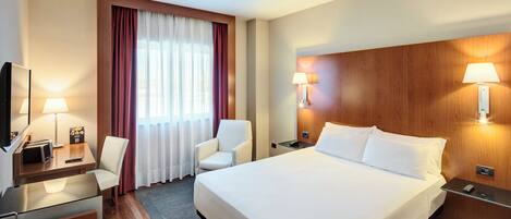 ميني بار وخزنة داخل الغرفة ومكتب وتجهيزات عازلة للصوت