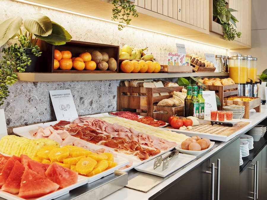 Tägliches Frühstücksbuffet (12 EUR pro Person)