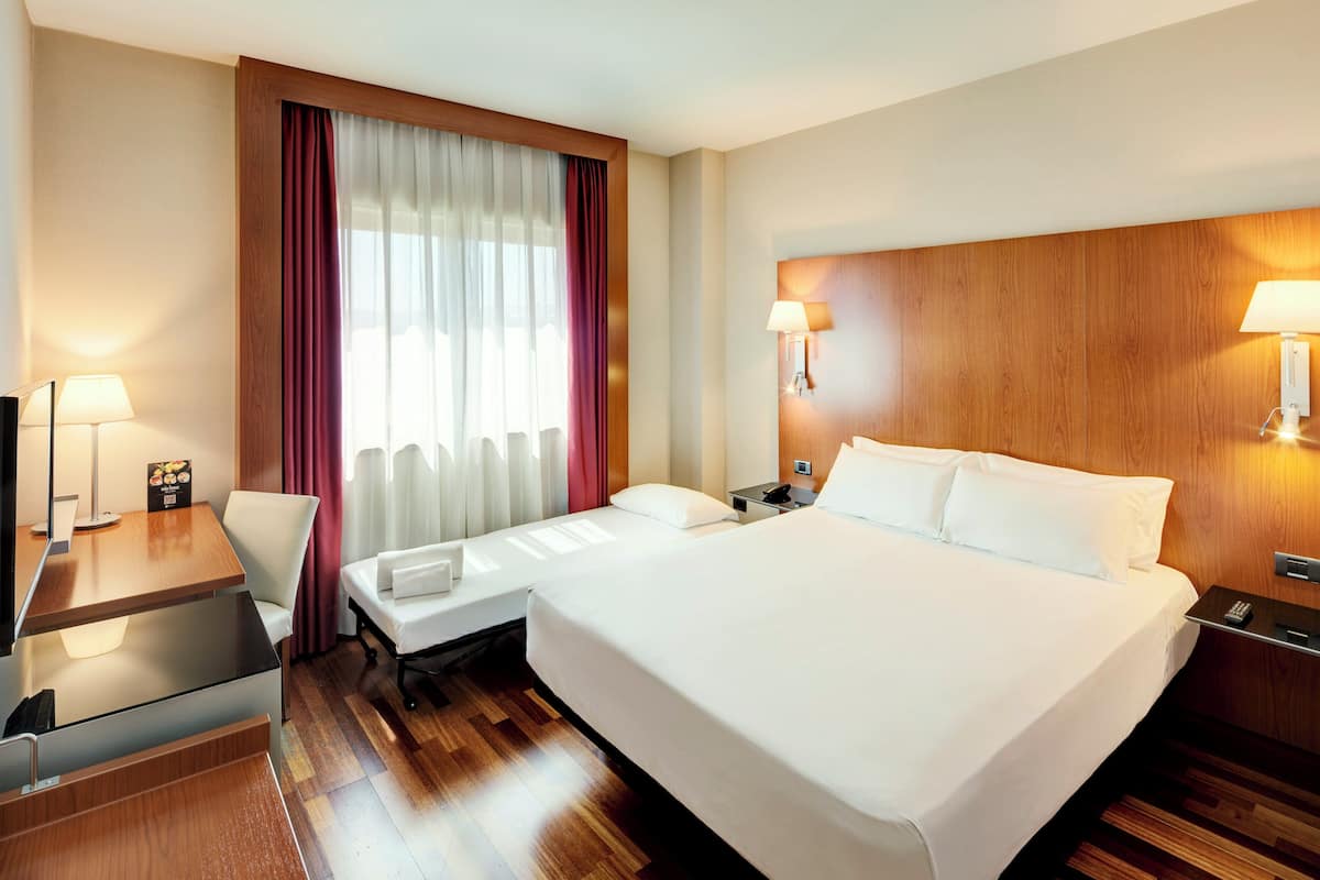 Chambre Double Classique (con cama supletoria) | Minibar, coffres-forts dans les chambres, bureau, chambres insonorisées