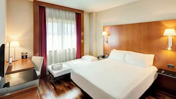 Classic Double Room (con cama supletoria) | Minibar, in-room safe, desk, soundproofing