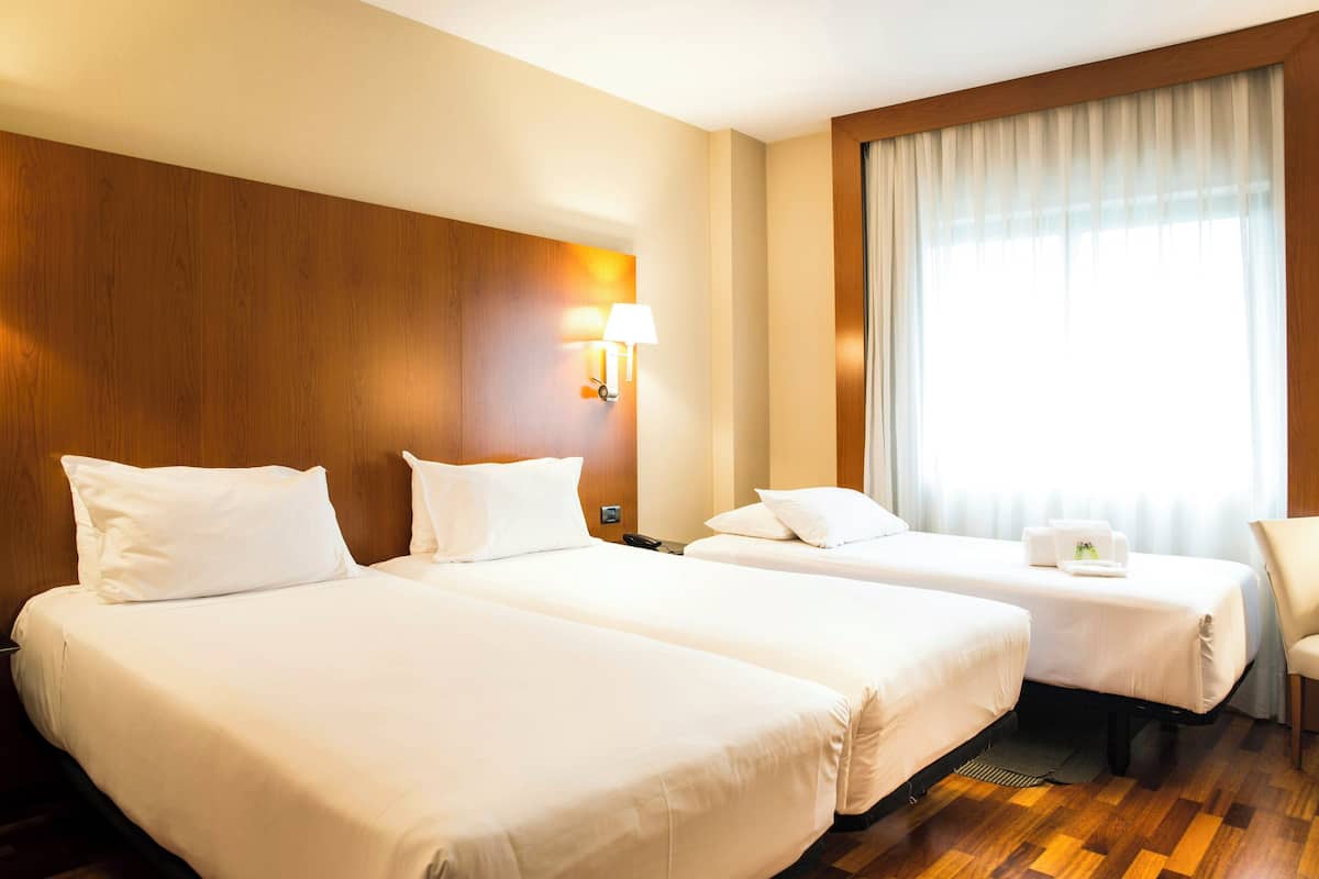 Classic Twin Room (con cama supletoria) | Minibar, in-room safe, desk, soundproofing