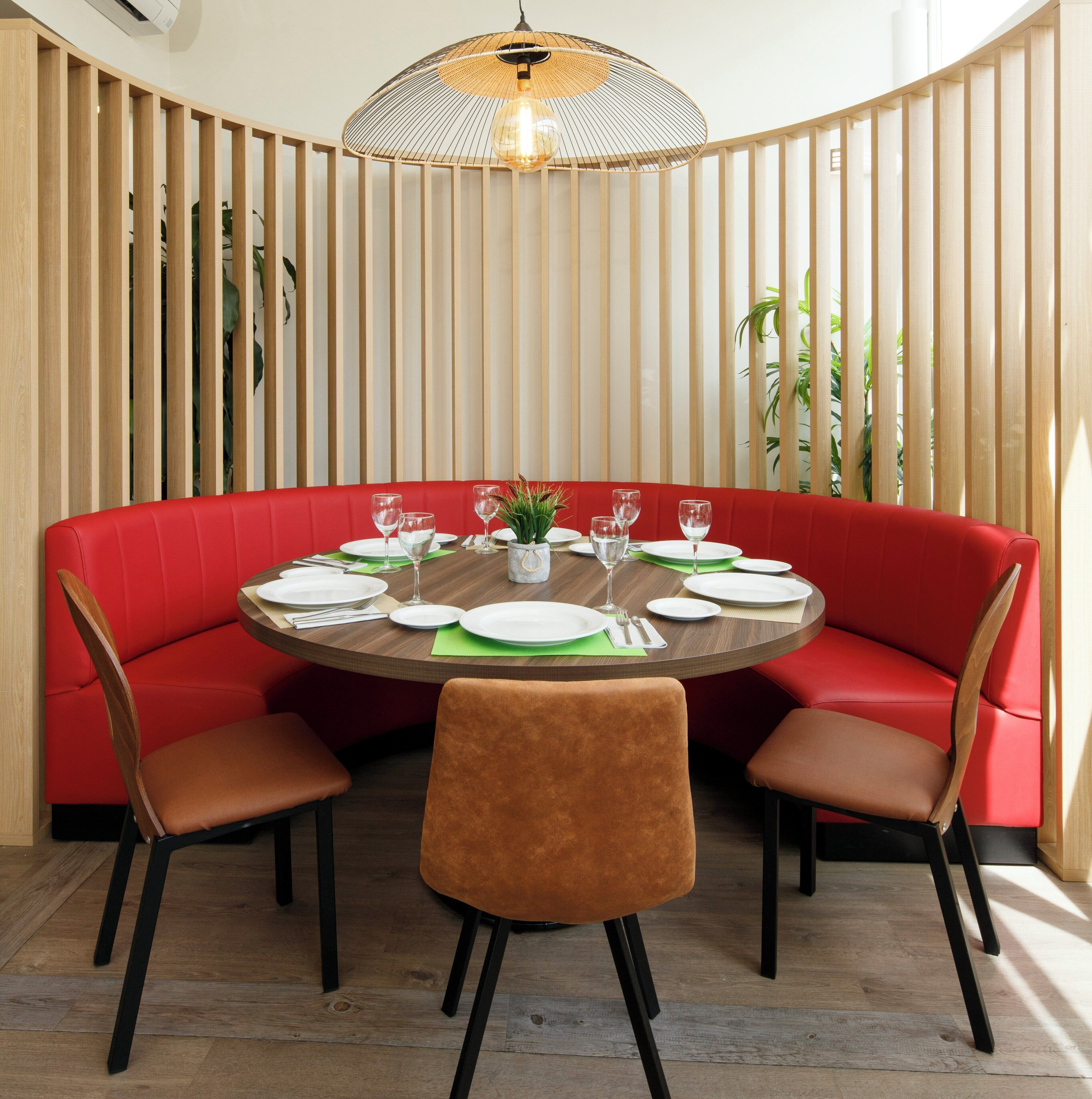 Serveert ontbijt, lunch, diner, Spaanse gerechten 