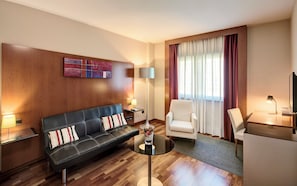 Junior Suite | Minibar, in-room safe, desk, soundproofing