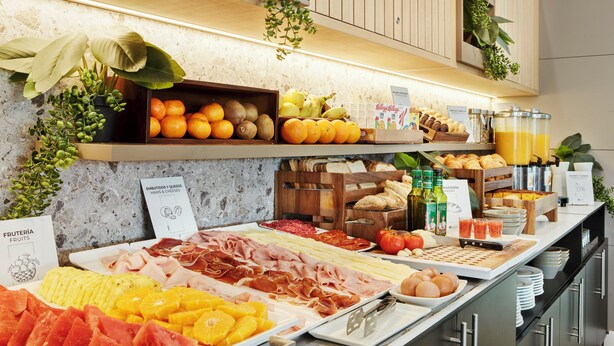 A buffet with various food items including fruits, cheeses, meats, and bread. - Hotel Sercotel AB Rivas (Rivas-Vaciamadrid)