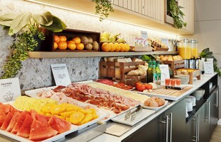 Se ofrece un desayuno bufé todos los días (por un coste adicional)