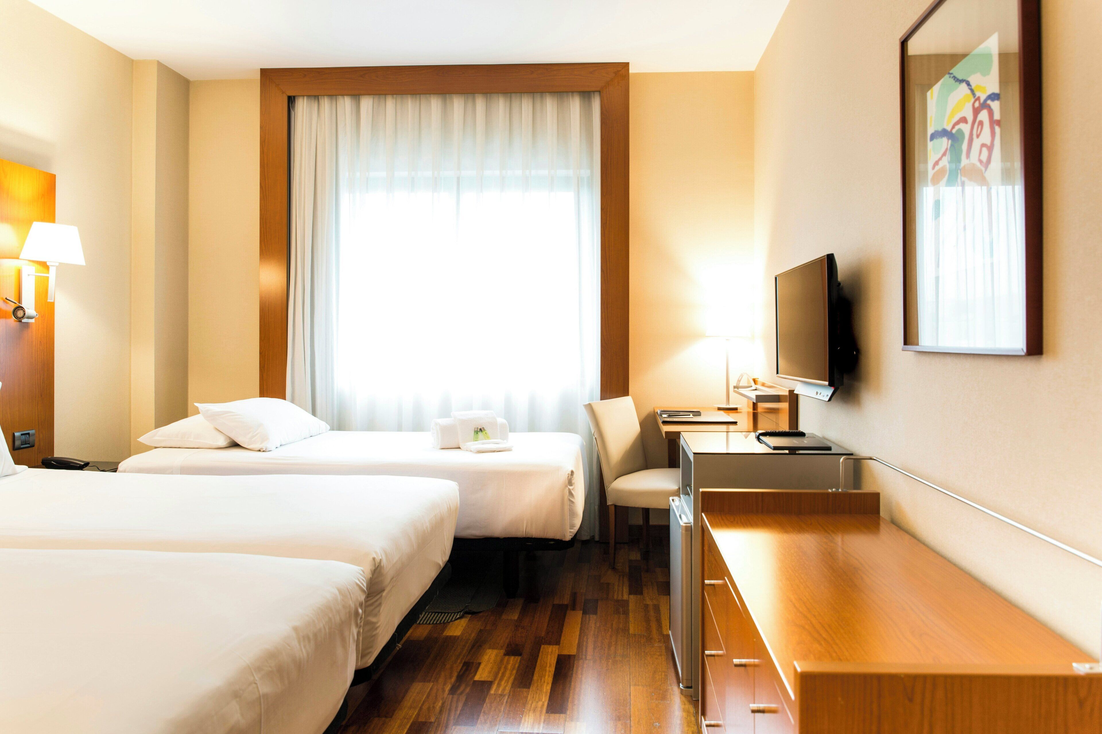 Klassieke Twin kamer (con cama supletoria) | Een minibar, een kluis op de kamer, een bureau, geluiddichte muren