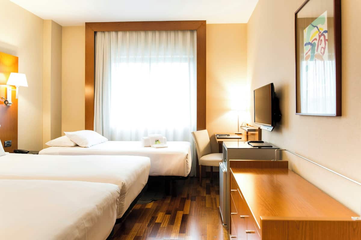 Chambre Classique avec lits jumeaux (con cama supletoria) | Minibar, coffres-forts dans les chambres, bureau, chambres insonorisées