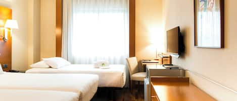 Phòng 2 giường đơn phong cách cổ điển (con cama supletoria) | Minibar, két bảo mật tại phòng, bàn, phòng cách âm