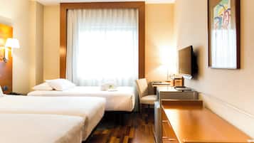 Classic Twin Room (with single sofa bed) | Bar mini, peti besi dalam bilik, meja, kalis bunyi