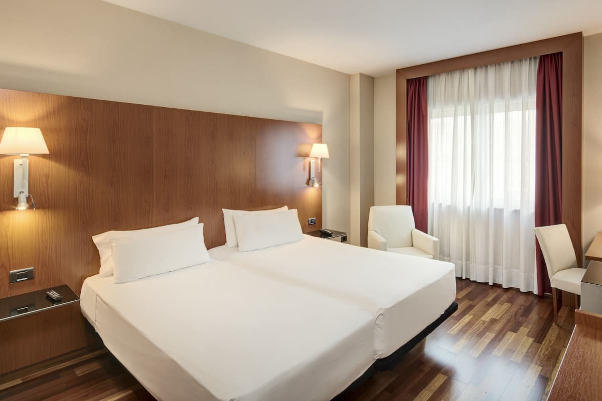 Classic Twin Room | Minibar, in-room safe, desk, soundproofing