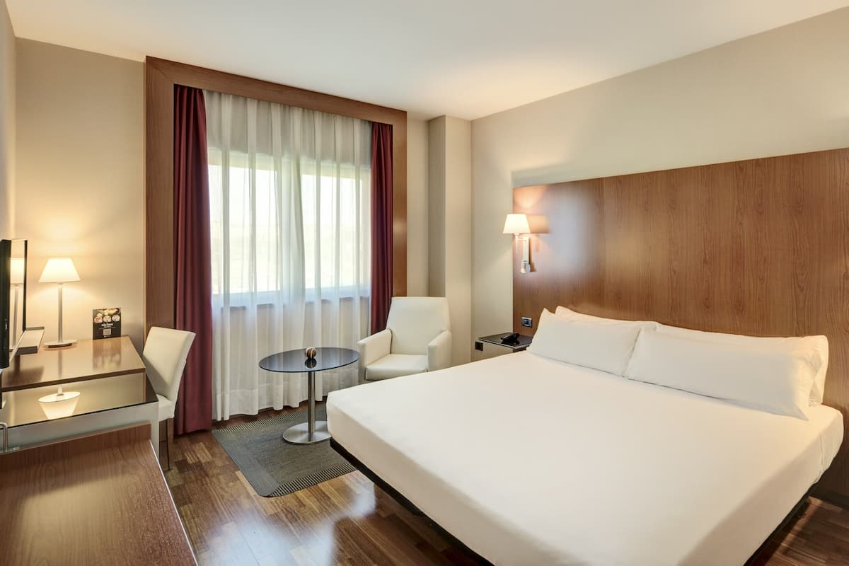 Classic Double Room | Minibar, in-room safe, desk, soundproofing