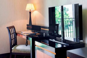 Standard Room, 2 Single Beds, Non Smoking | Minibar, desk, soundproofing, free cots/infant beds