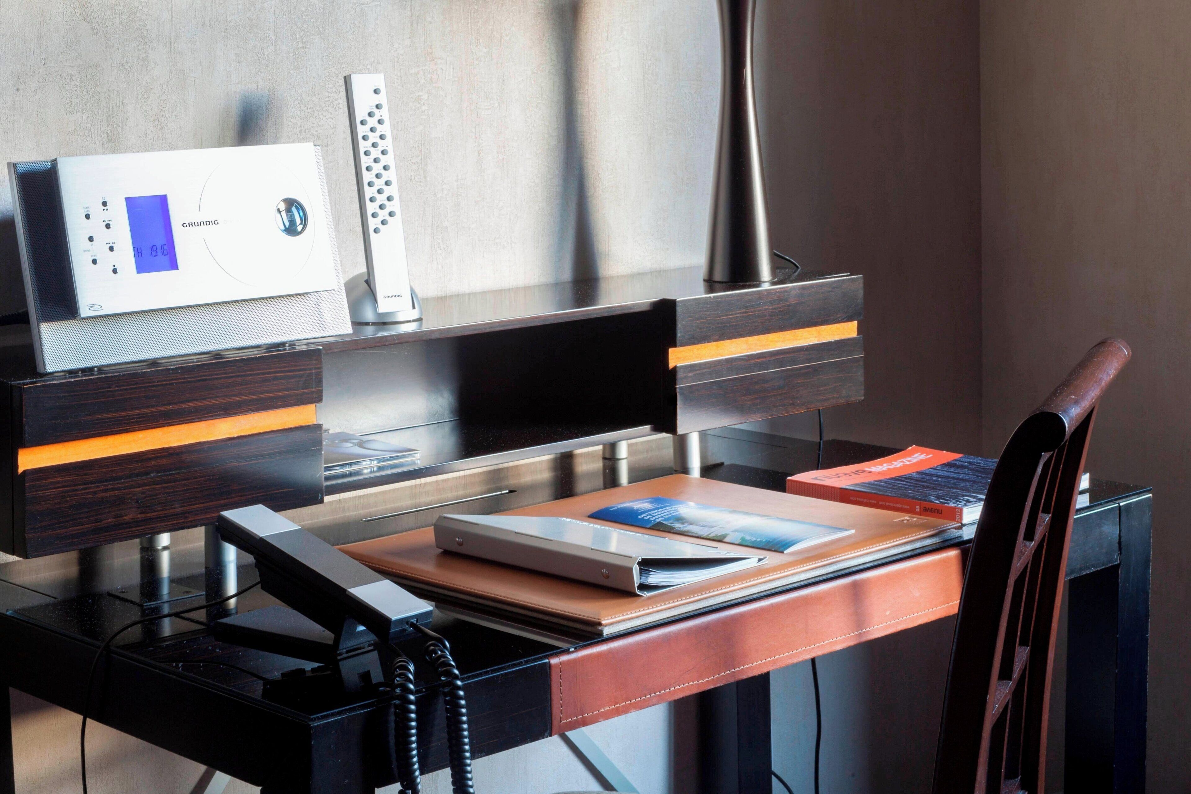 suite, 1 king bed | 1 bedroom, minibar, desk, soundproofing