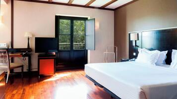 Junior Suite, 1 King Bed, Non Smoking | Minibar, desk, soundproofing, free cribs/infant beds