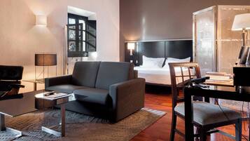 Suite, 1 King Bed | Minibar, desk, soundproofing, free cribs/infant beds