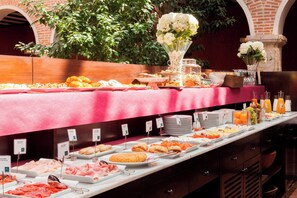 Buffet breakfast for a fee on weekends - AC Hotel Palacio de Santa Ana by Marriott (Arroyo de la Encomienda)