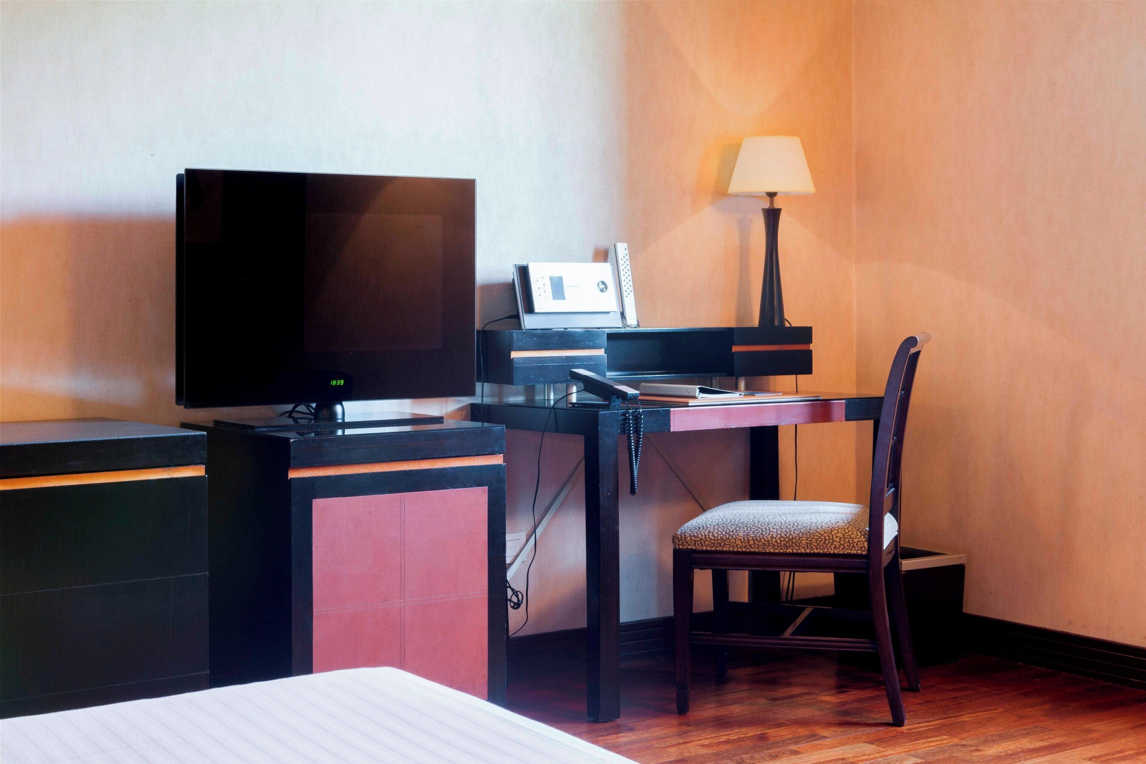 superior room, 1 king bed, non smoking | 1 bedroom, minibar, desk, soundproofing