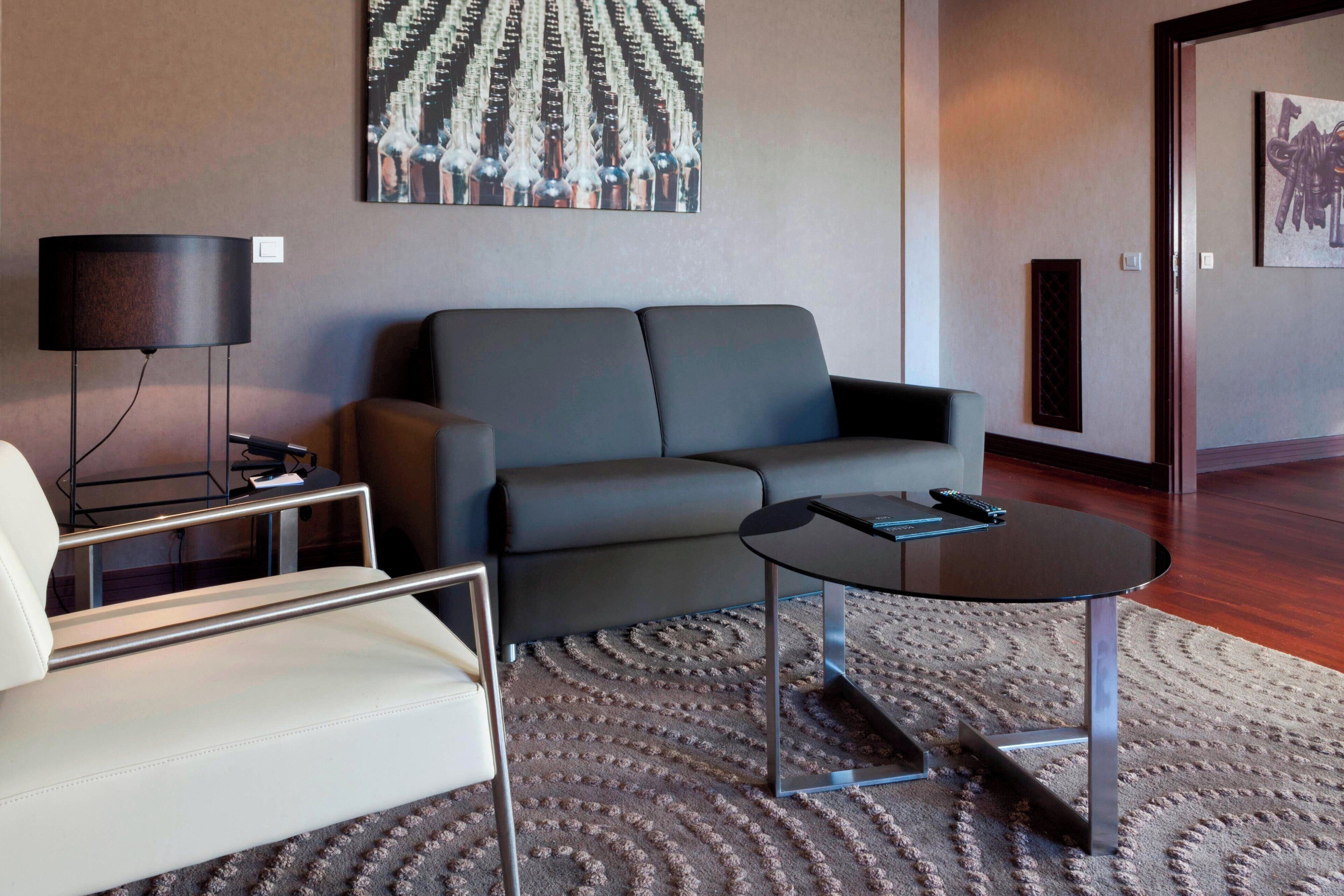 suite, 1 king bed | 1 bedroom, minibar, desk, soundproofing