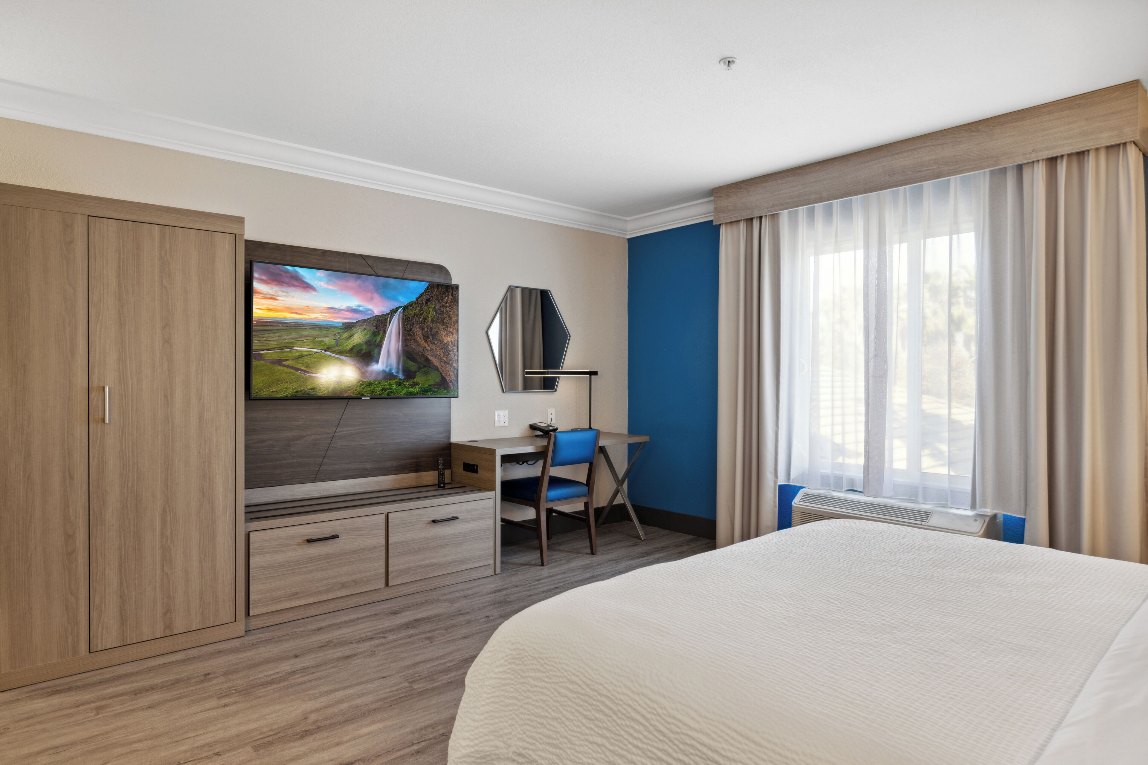 standard room, 1 king bed, accessible bathtub (communications, mobility) | 1 bedroom, pillow-top beds, in-room safe, desk