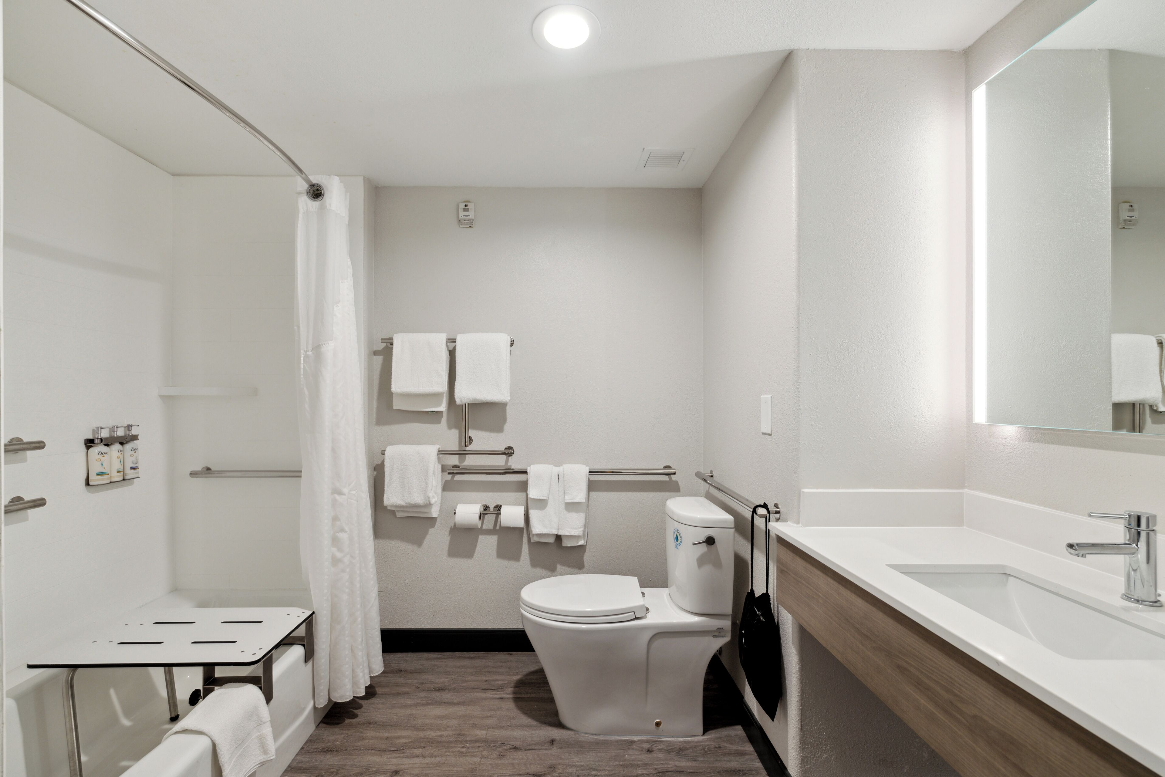 combined shower/bathtub, free toiletries, hair dryer