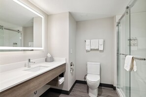 Suite, 1 cama de matrimonio grande | Baño | Ducha y bañera combinadas y artículos de higiene personal gratuitos
