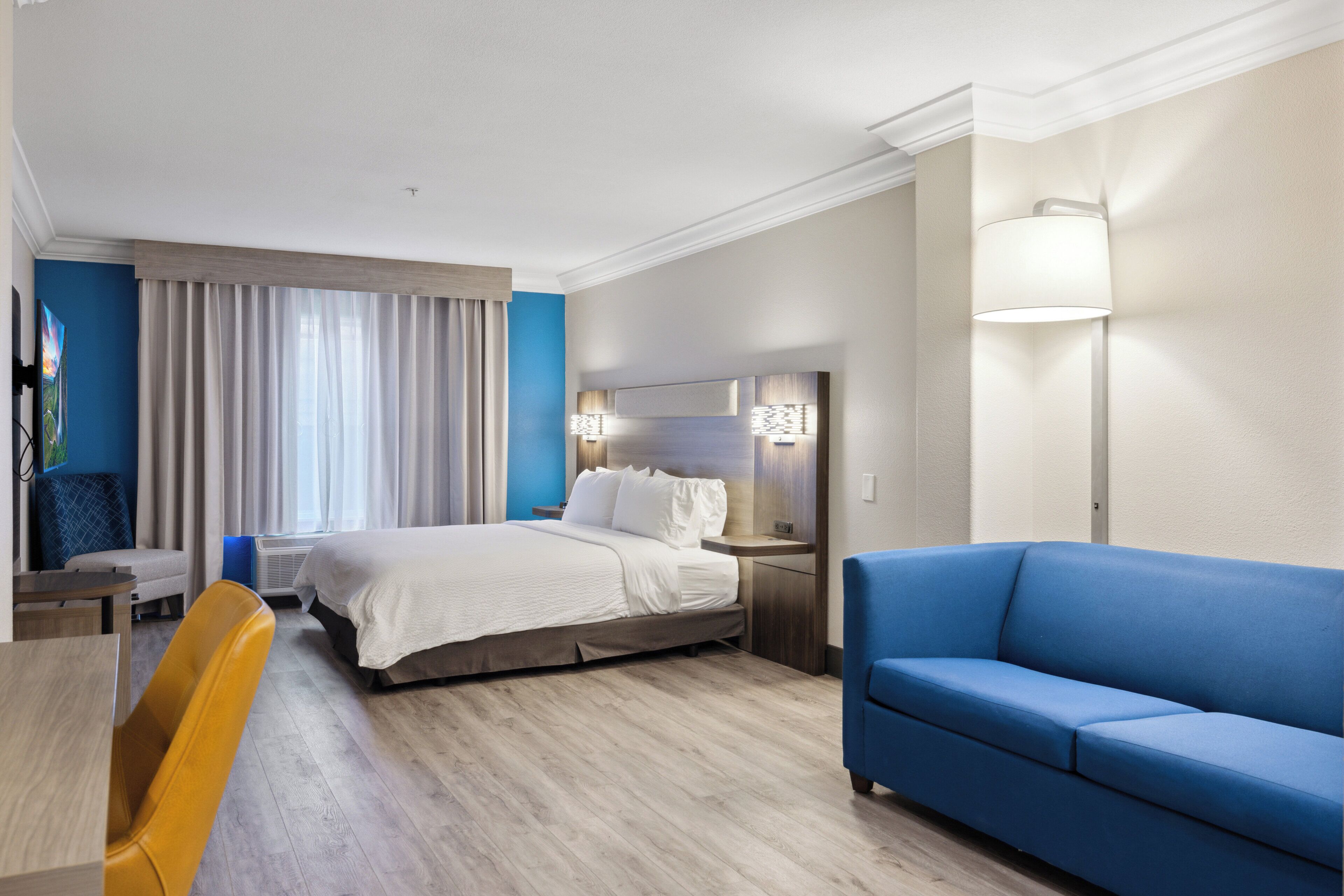 suite, 1 king bed, accessible bathtub (communications, mobility) | room amenity