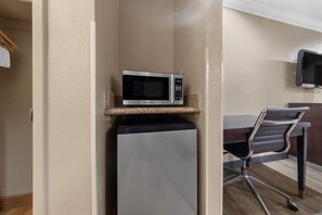 Màn/rèm cản sáng, bàn ủi/dụng cụ ủi quần áo 