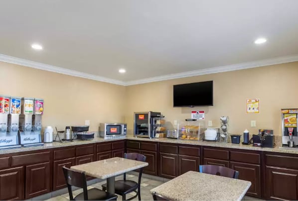 Breakfast area - Econo Lodge Inn & Suites Escondido Downtown (Escondido)