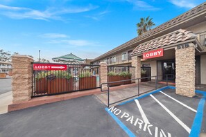 Exterior - Econo Lodge Inn & Suites Escondido Downtown (Escondido)