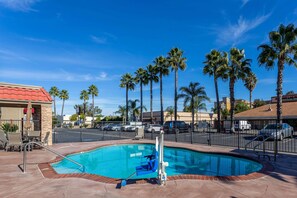 Outdoor pool - Econo Lodge Inn & Suites Escondido Downtown (Escondido)