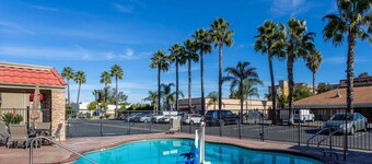 Econo Lodge Inn & Suites Escondido Downtown