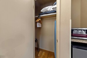 Màn/rèm cản sáng, bàn ủi/dụng cụ ủi quần áo 