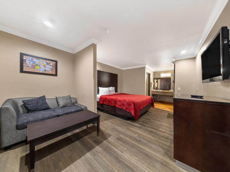 Suite, 1 King Bed with Sofa bed, Non Smoking | Blackout drapes, iron/ironing board, free WiFi, bed sheets