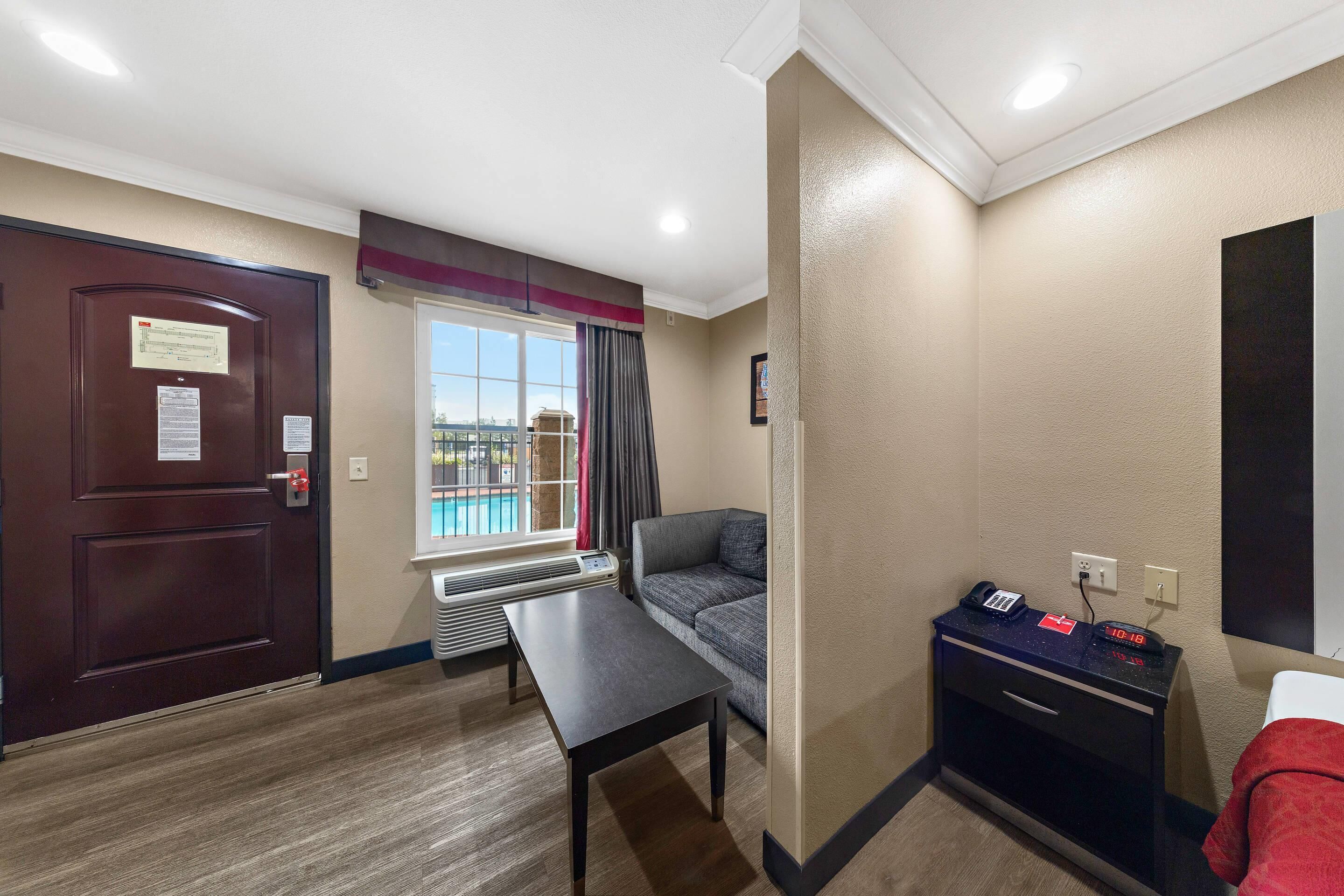 Cortinas blackout, tabla de planchar con plancha y wifi gratis 