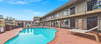 Econo Lodge Inn & Suites Escondido Downtown