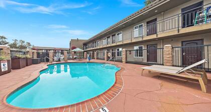 Econo Lodge Inn & Suites Escondido Downtown