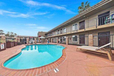 Econo Lodge Inn & Suites Escondido Downtown