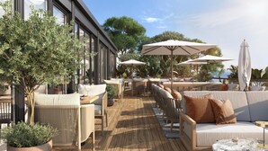 Breakfast, lunch and dinner served - Radisson Hotel Cannes Seaside (Cannes)