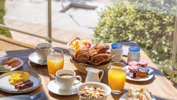 Frukostbuffé varje dag (EUR 28.00 per person)