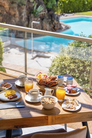 Petit déjeuner buffet servi tous les jours en supplément