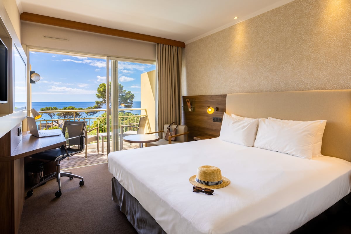 Habitación ejecutiva, 1 cama doble, balcón, vistas al mar | 1 dormitorio, escritorio, cortinas opacas y sistema de insonorización