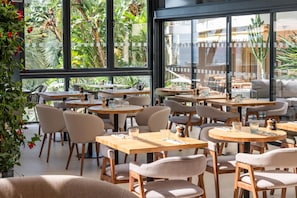 Breakfast, lunch and dinner served - Radisson Hotel Cannes Seaside (Cannes)