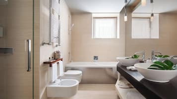Junior Suite | Bathroom | Combined shower/tub, jetted tub, free toiletries, hair dryer