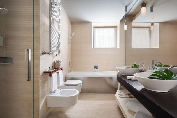 Bañera con ducha, bañera de hidromasaje, artículos de tocador gratuitos