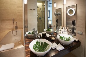 Two Floor Junior Suite | ห้องน้ำ | ฝักบัวในอ่างอาบน้ำ, อ่างอาบน้ำแบบหัวเจ็ต, ของใช้ในห้องน้ำฟรี, ไดร์เป่าผม
