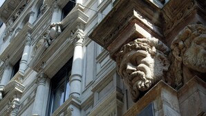 En byggnad med klassisk arkitektur, utmärkt av utsmyckade kolonner och detaljerat stenhuggeriarbete.
