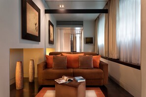 Junior Suite | 1 غرفة نوم وأغطية فراش متميزة وميني بار وخزنة داخل الغرفة
