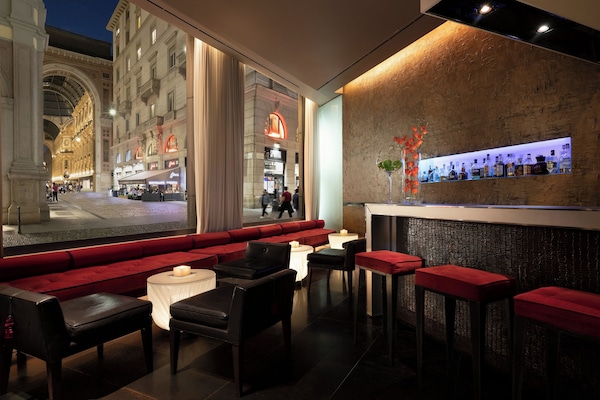 2 Bars/Lounges